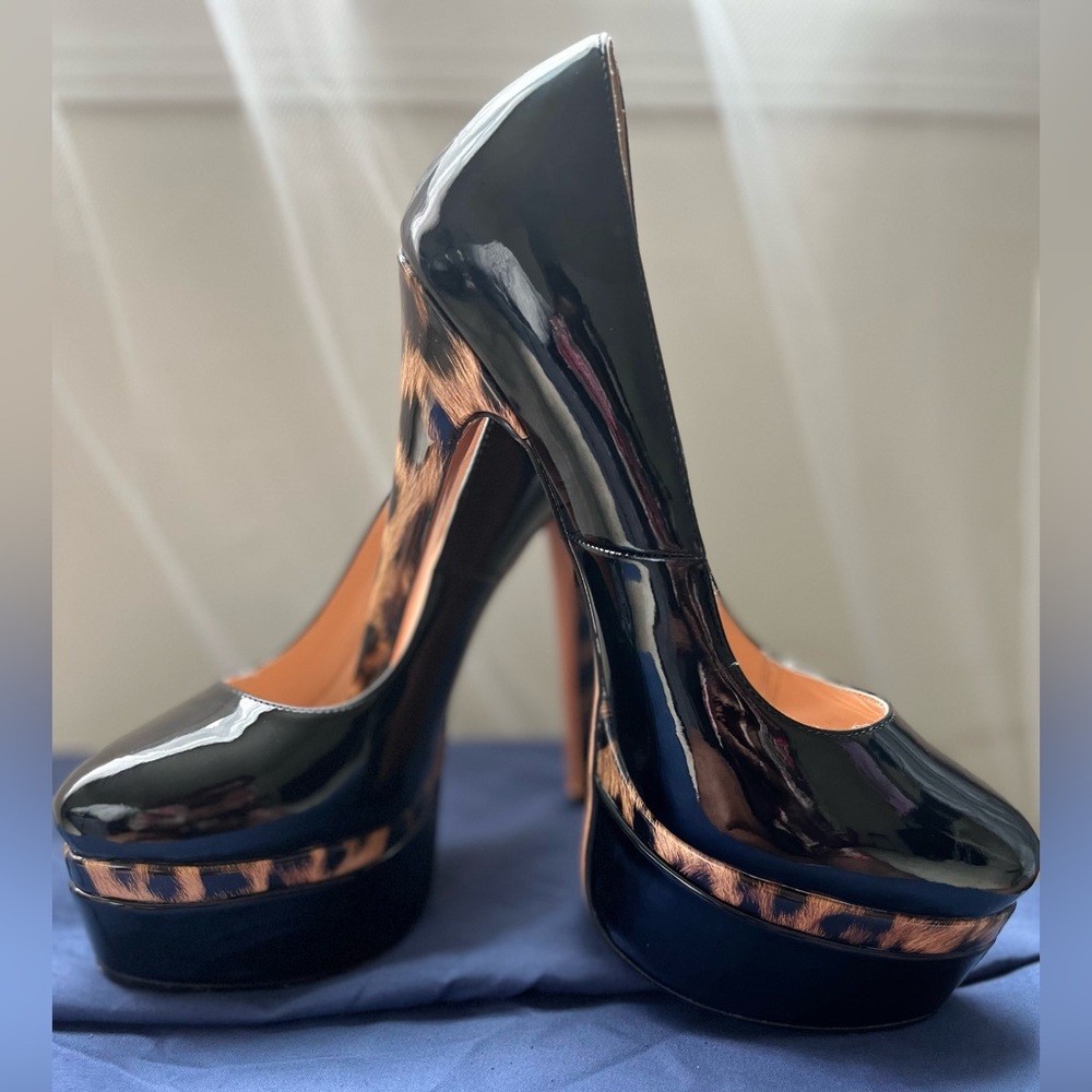 Black high heel pumps never worn outside